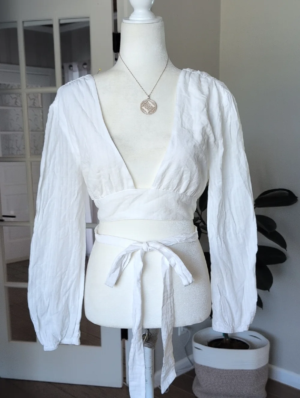 Princess Polly White Low Plunge Long-Sleeve Wrap Tie Crop Top Size 8 - Picture 1 of 6